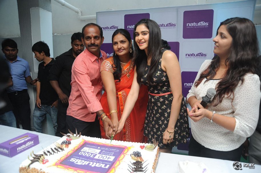 Adah-Sharma-Launches-Naturals-Salon-at-Pragathi-Nagar